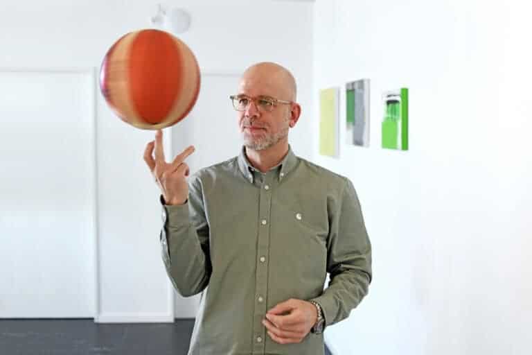 Markus Waldvogel balanciert einen Basket-Ball auf einem Finger