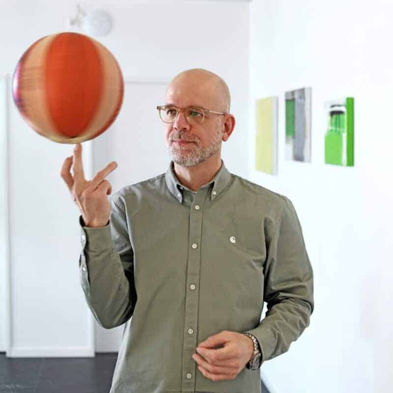 Markus Waldvogel balanciert einen Basket-Ball auf einem Finger